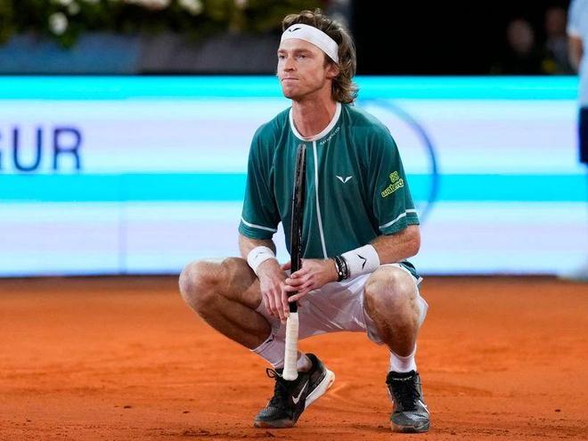 面带温和笑 面带温和笑