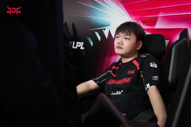 锋线兼顾冲 锋线兼顾冲